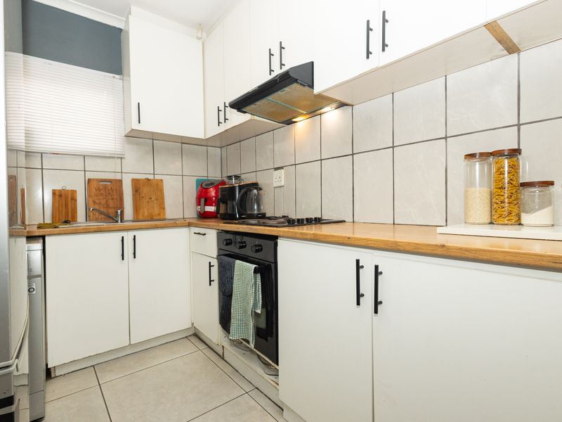Beautiful Modern 3-Bedroom Family Home in Scottsdene - Photo 6