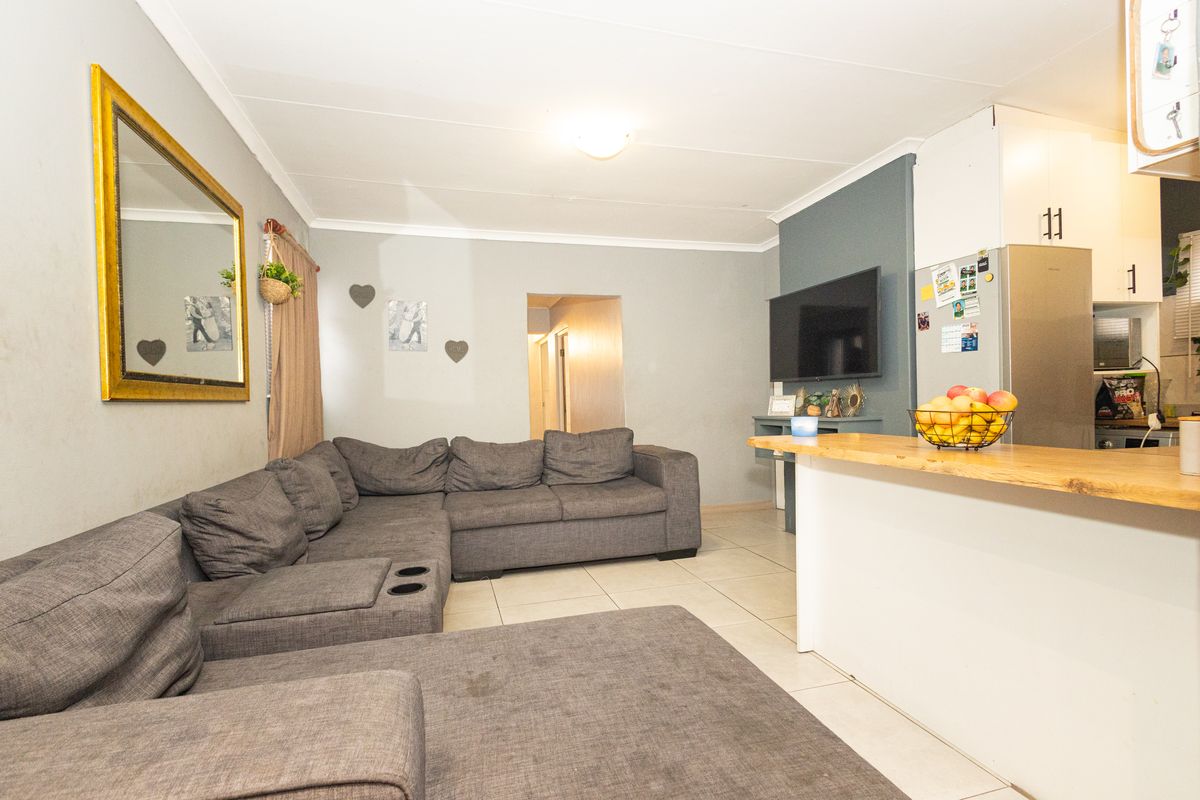 Beautiful Modern 3-Bedroom Family Home in Scottsdene - Photo 5