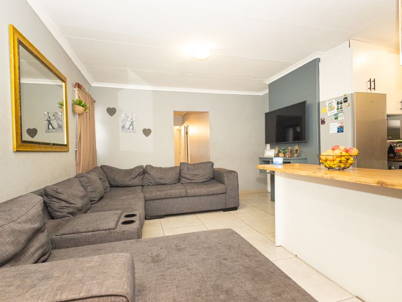 Beautiful Modern 3-Bedroom Family Home in Scottsdene - Photo 5