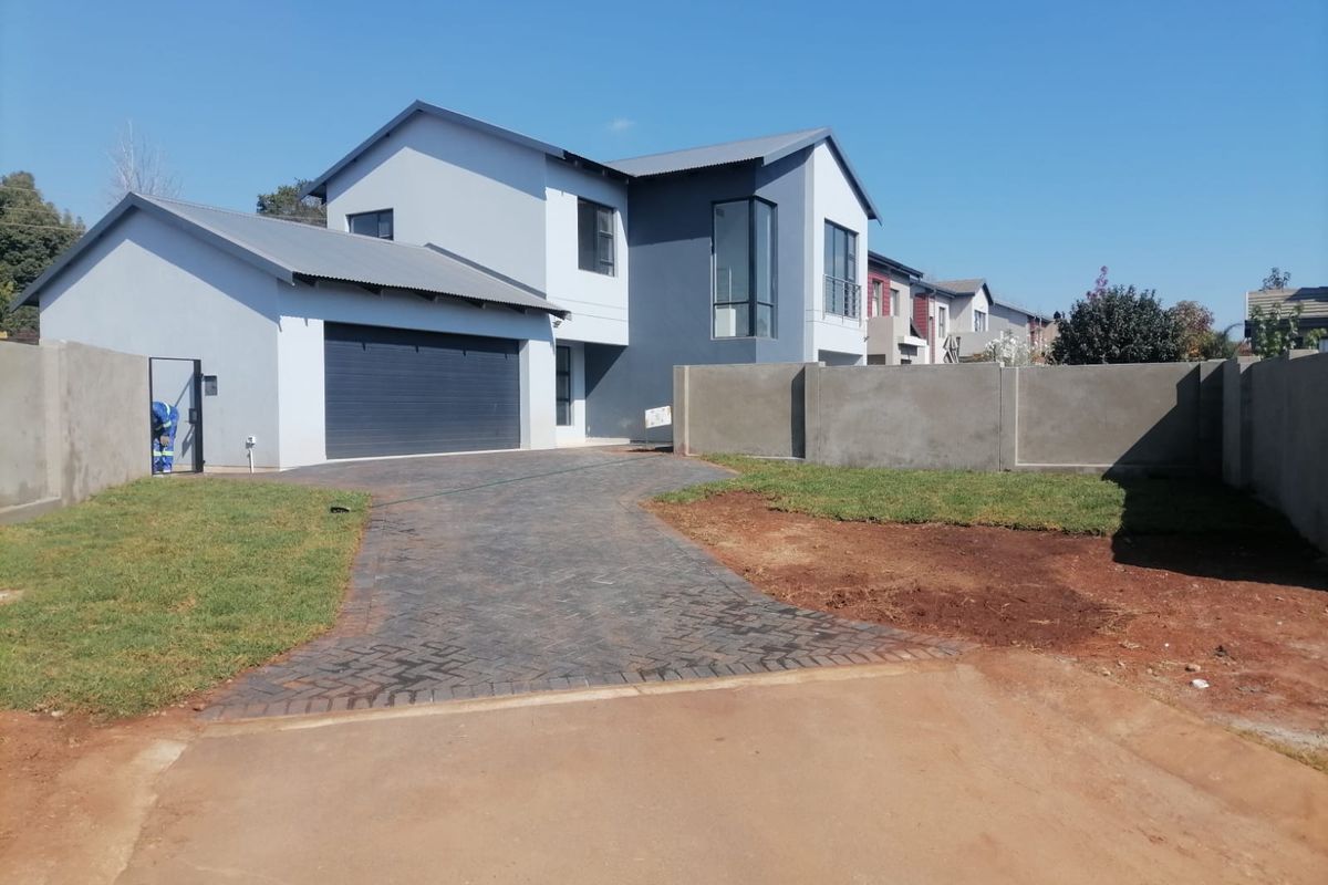 Stunning three bedroom house in Du Vin estate on 426sqm land at Raslouw(CENTURION) - Photo 3
