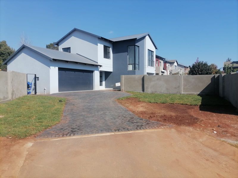 Stunning three bedroom house in Du Vin estate on 426sqm land at Raslouw(CENTURION) - Photo 3