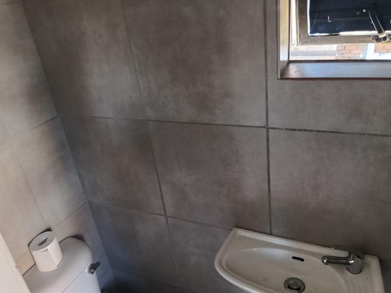 Secure Flat For An Individual In Great Location - Photo 4