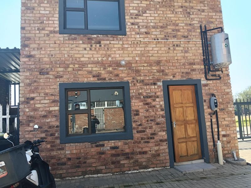 Secure Flat For An Individual In Great Location - Photo 1