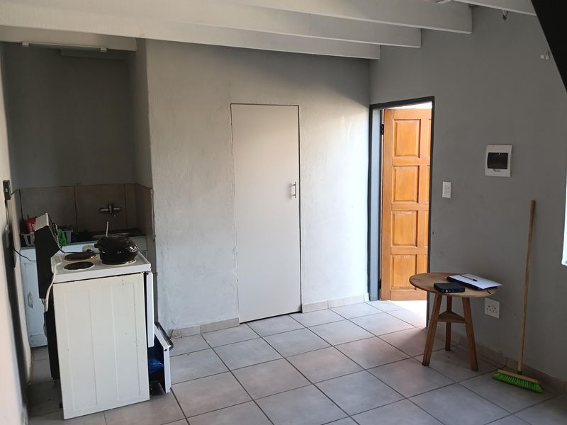 Secure Flat For An Individual In Great Location - Photo 3