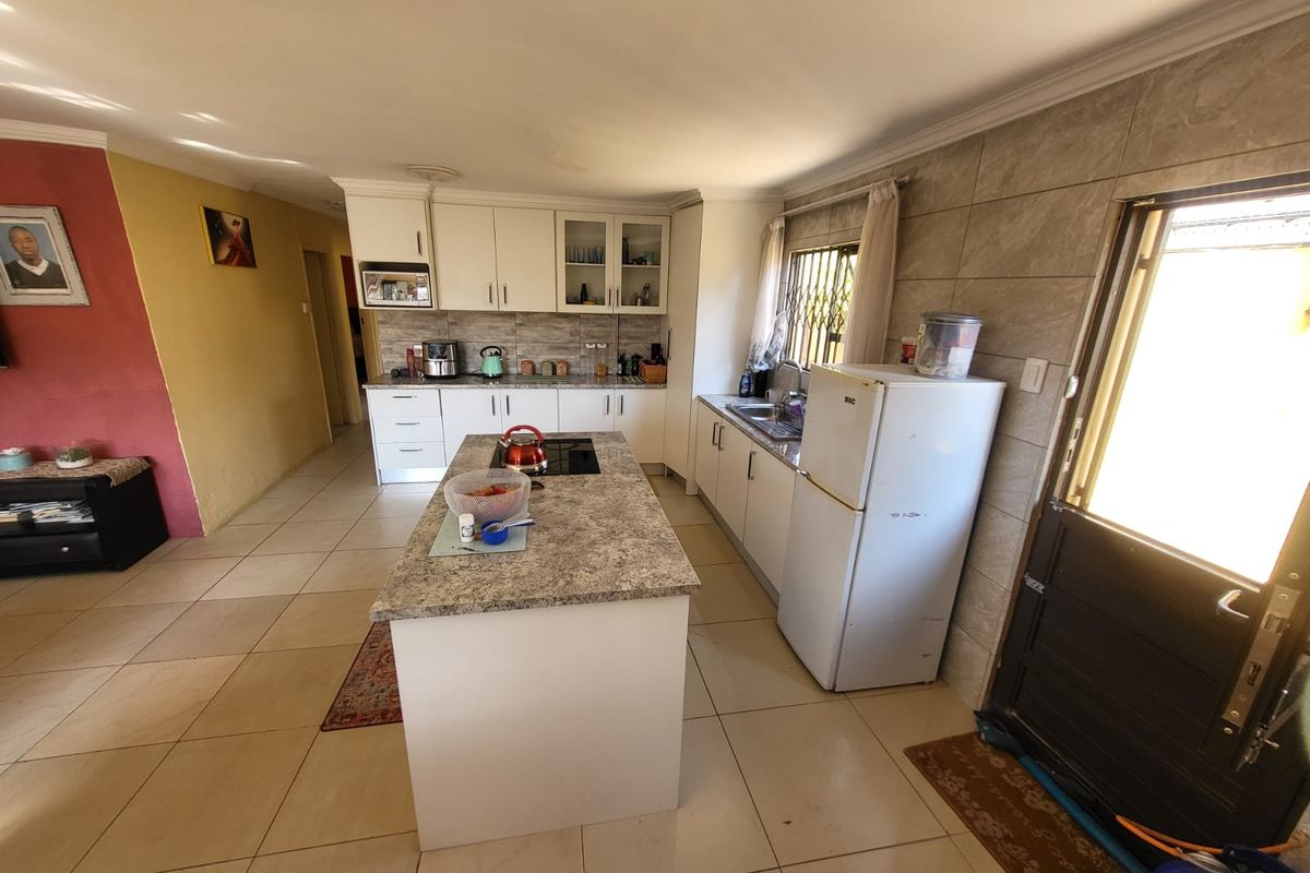 Stunning Modern Home Offering Space, Security, and Prime Location Near FNB Stadium - Photo 5