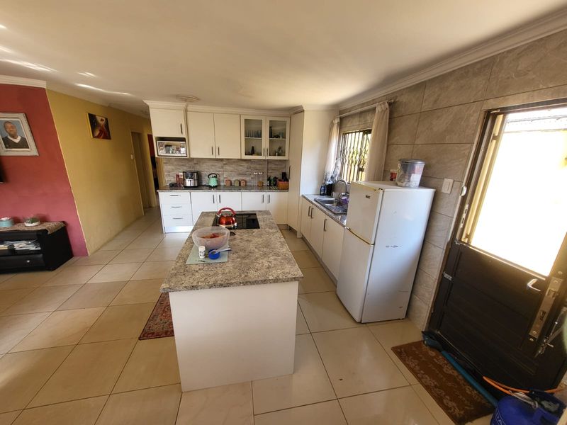 Stunning Modern Home Offering Space, Security, and Prime Location Near FNB Stadium - Photo 5