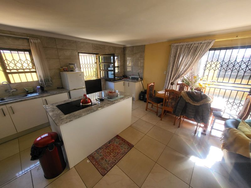 Stunning Modern Home Offering Space, Security, and Prime Location Near FNB Stadium - Photo 2