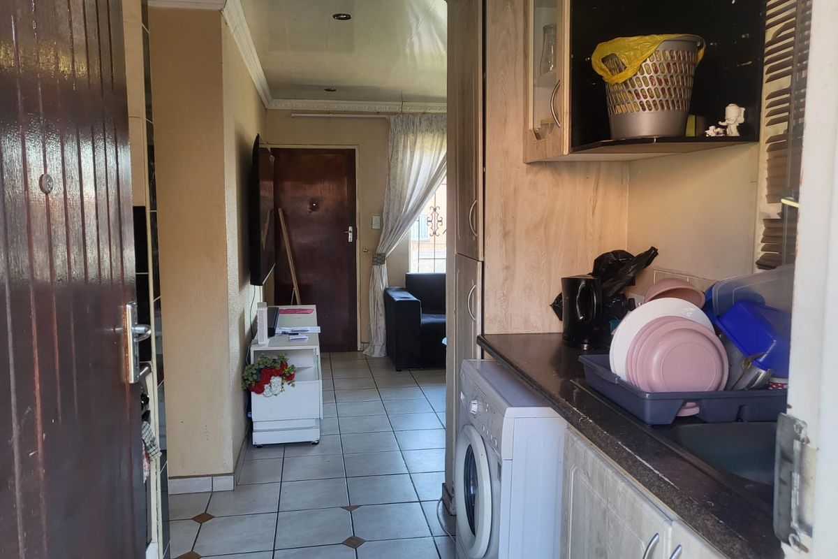 Live Comfortably in This Beautiful 3-Bedroom Townhouse in Safe Ormonde - Photo 4