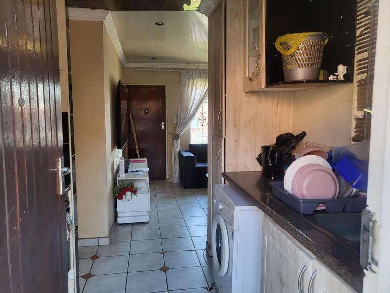 Live Comfortably in This Beautiful 3-Bedroom Townhouse in Safe Ormonde - Photo 4