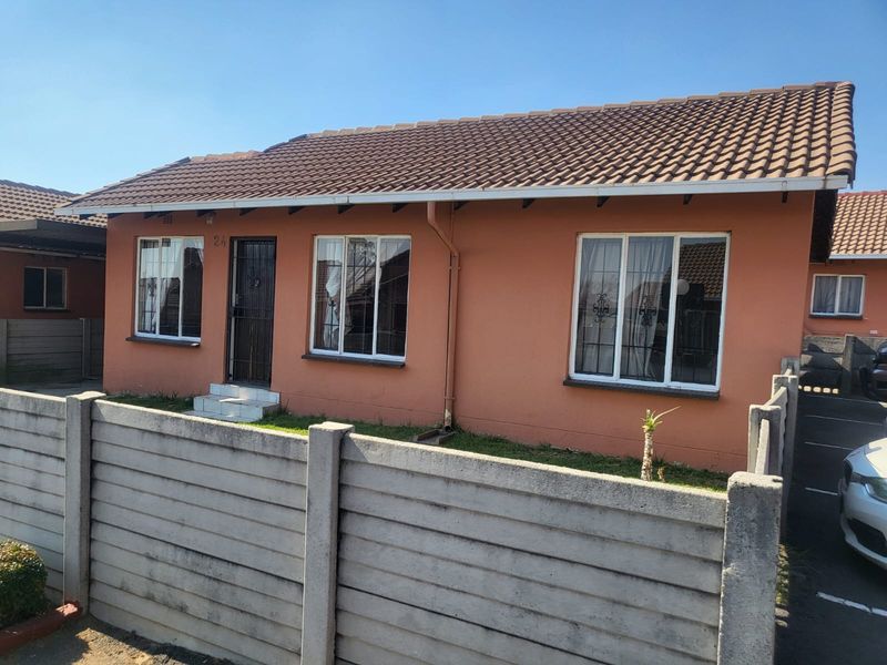 Live Comfortably in This Beautiful 3-Bedroom Townhouse in Safe Ormonde - Photo 1