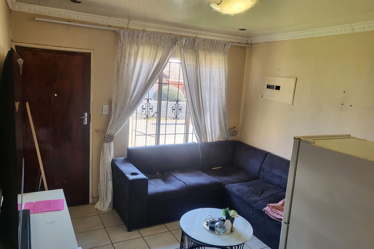 Live Comfortably in This Beautiful 3-Bedroom Townhouse in Safe Ormonde - Photo 2