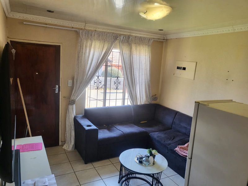 Live Comfortably in This Beautiful 3-Bedroom Townhouse in Safe Ormonde - Photo 2