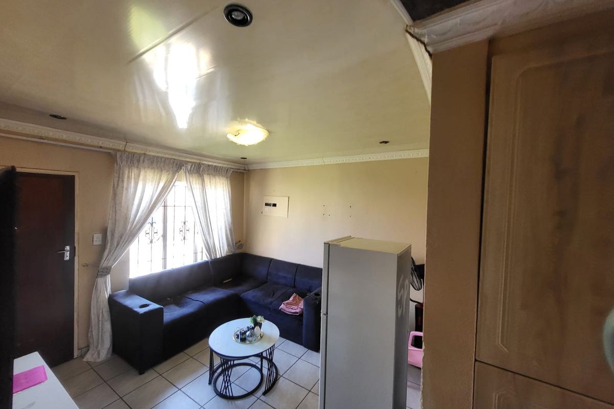 Live Comfortably in This Beautiful 3-Bedroom Townhouse in Safe Ormonde - Photo 3