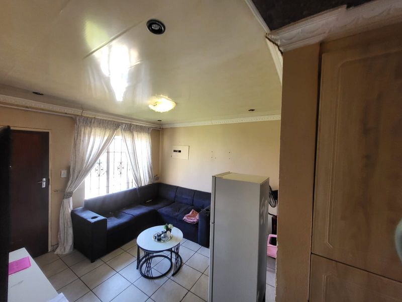 Live Comfortably in This Beautiful 3-Bedroom Townhouse in Safe Ormonde - Photo 3