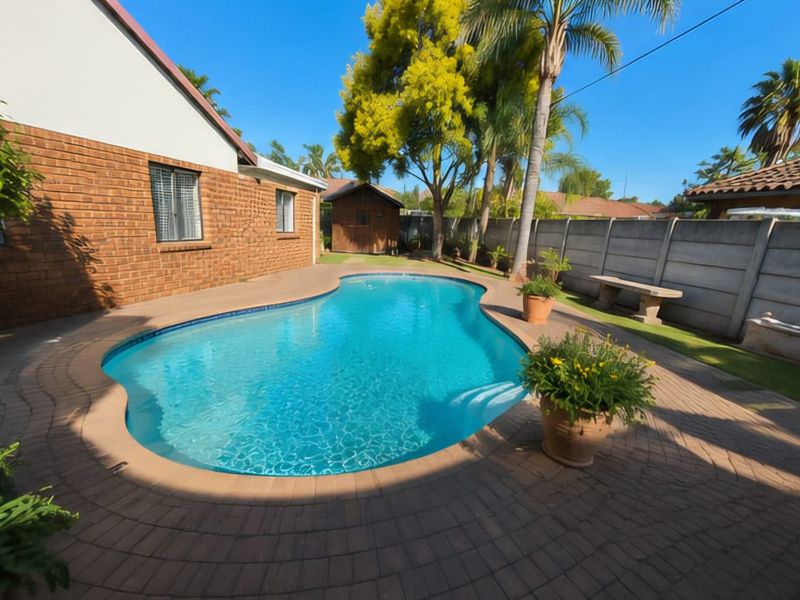 Spacious Family Home with Exceptional Entertainment Areas – For Sale - Photo 1