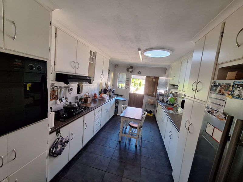 Spacious Family Home with Exceptional Entertainment Areas – For Sale - Photo 10