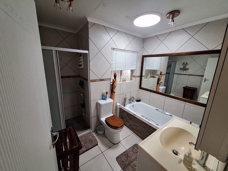 Spacious Family Home with Exceptional Entertainment Areas – For Sale - Photo 9