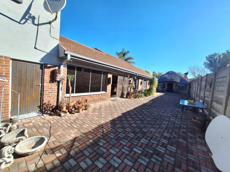 Spacious Family Home with Exceptional Entertainment Areas – For Sale - Photo 2