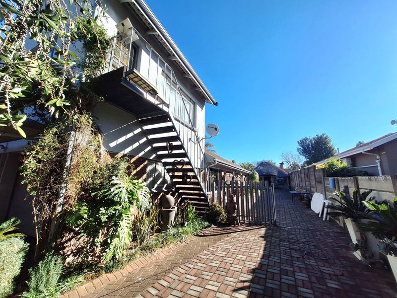 Spacious Family Home with Exceptional Entertainment Areas – For Sale - Photo 3