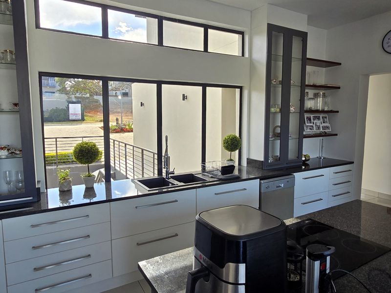 Nature & Privacy: 5 Bedrooms, 5 Ensuites, balconies overlooking the Crocodile River in Elawini - Photo 10
