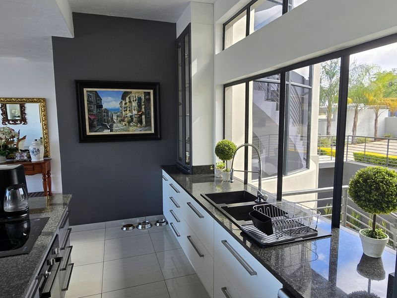 Nature & Privacy: 5 Bedrooms, 5 Ensuites, balconies overlooking the Crocodile River in Elawini - Photo 9