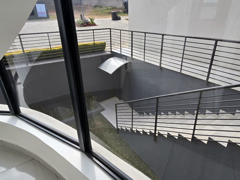 Nature & Privacy: 5 Bedrooms, 5 Ensuites, balconies overlooking the Crocodile River in Elawini - Photo 7