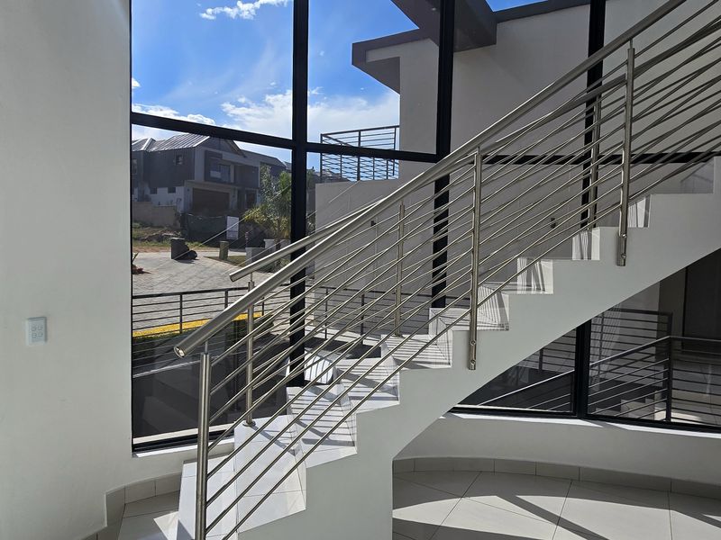Nature & Privacy: 5 Bedrooms, 5 Ensuites, balconies overlooking the Crocodile River in Elawini - Photo 6
