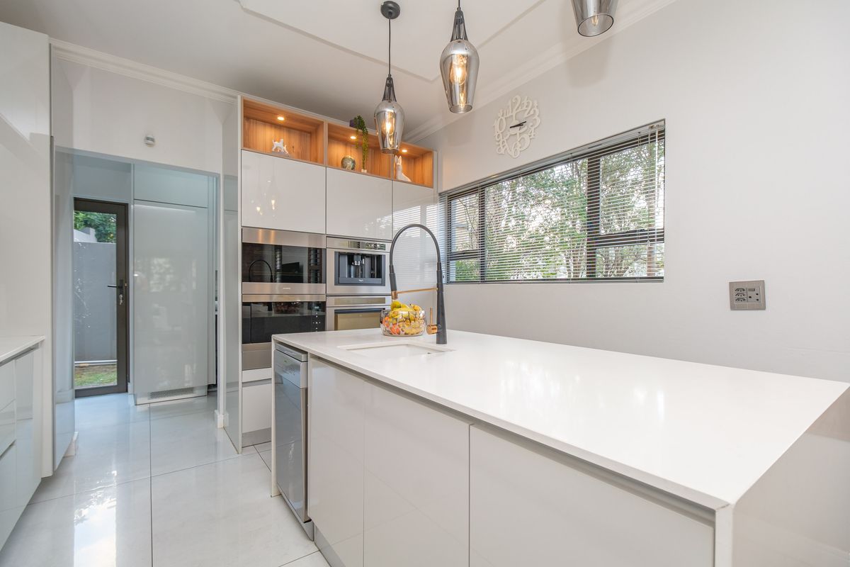 Contemporary Family Retreat in Stone River Estate, Beverley, Sandton - Photo 3