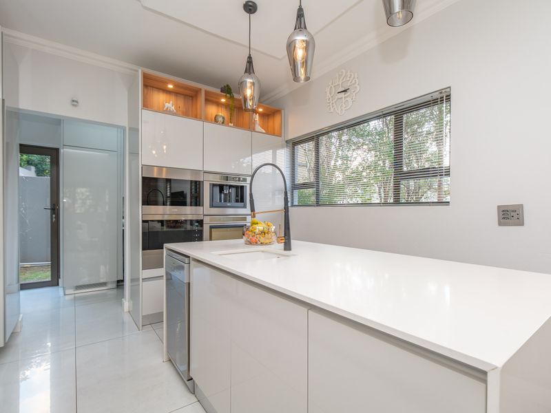 Contemporary Family Retreat in Stone River Estate, Beverley, Sandton - Photo 3