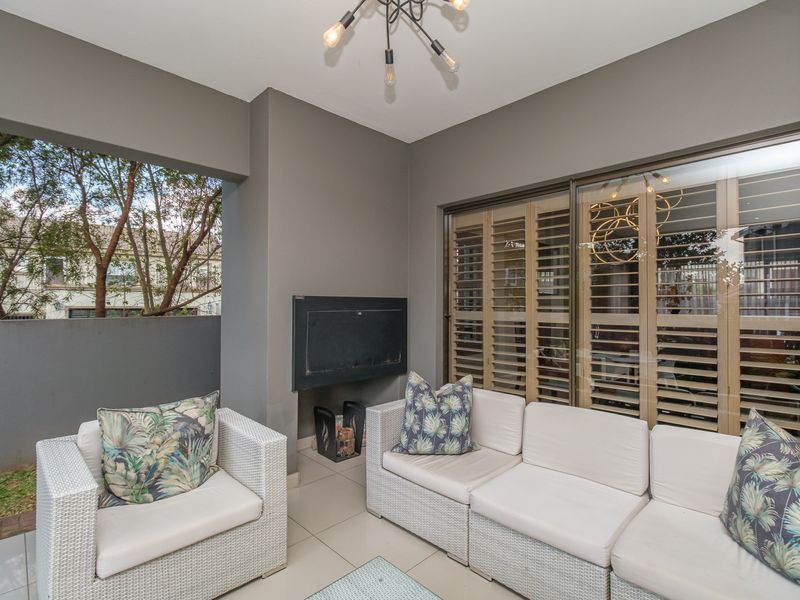 Contemporary Family Retreat in Stone River Estate, Beverley, Sandton - Photo 10