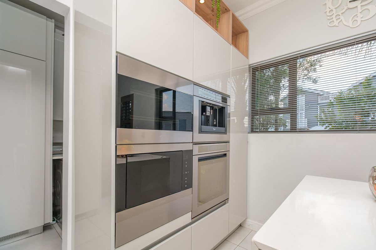 Contemporary Family Retreat in Stone River Estate, Beverley, Sandton - Photo 4