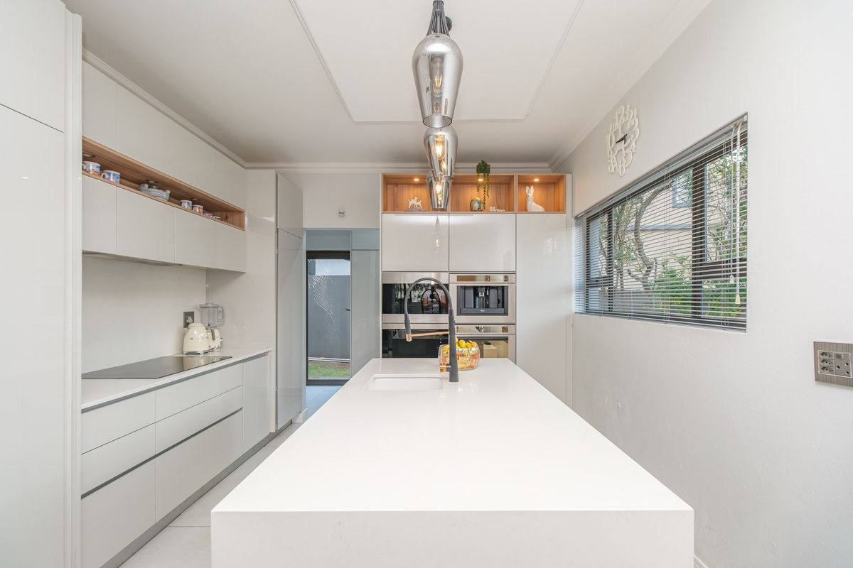 Contemporary Family Retreat in Stone River Estate, Beverley, Sandton - Photo 2