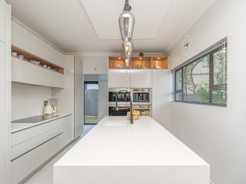 Contemporary Family Retreat in Stone River Estate, Beverley, Sandton - Photo 2