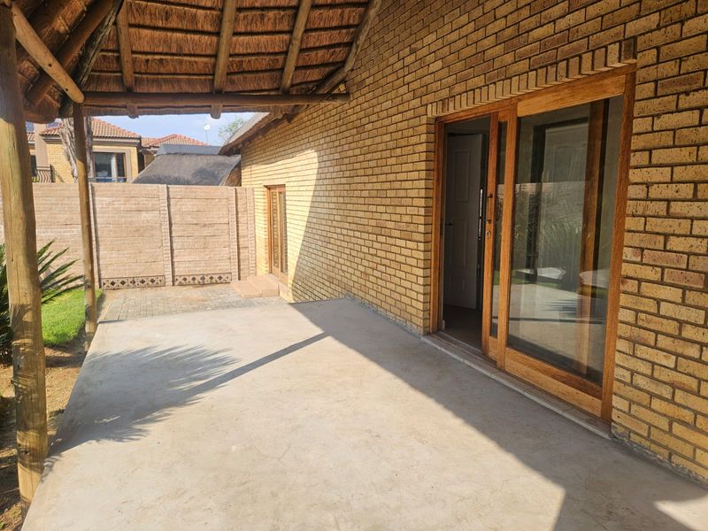 Charming 2-Bedroom Thatch with Privacy & Country-Style Appeal - Photo 5