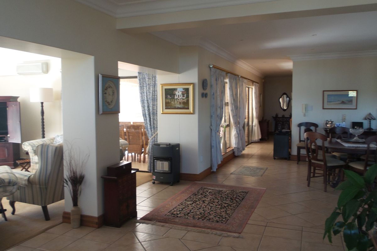 Refinement, Style, Views - Photo 5