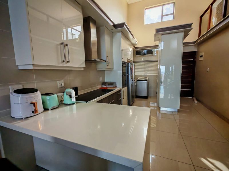 Stylish Modern Ocean View Apartment in Herrwood Park, Umhlanga Rocks - Photo 2