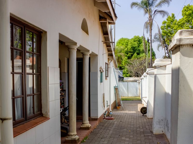 Charming Farmhouse-Style 5-Bedroom Home with Endless Features - Photo 7