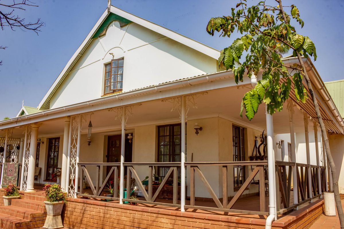 Charming Farmhouse-Style 5-Bedroom Home with Endless Features - Photo 2