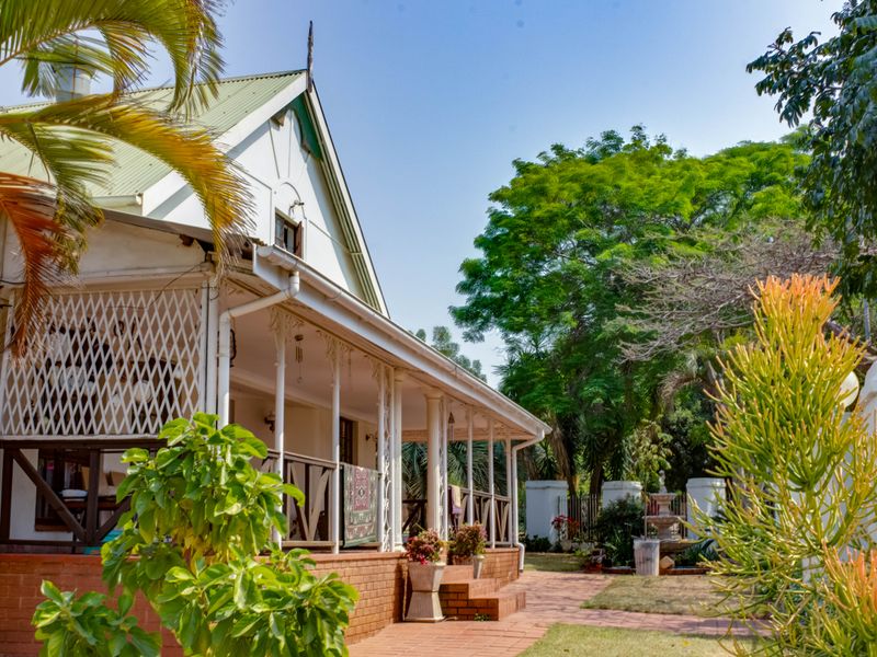 Charming Farmhouse-Style 5-Bedroom Home with Endless Features - Photo 4