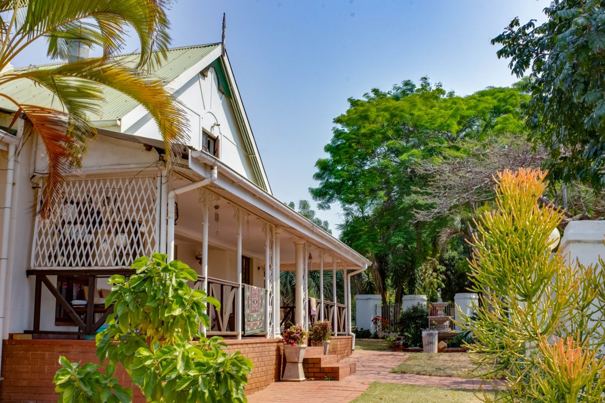 Charming Farmhouse-Style 5-Bedroom Home with Endless Features - Photo 4