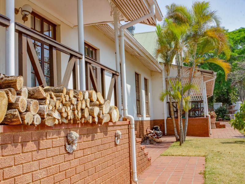 Charming Farmhouse-Style 5-Bedroom Home with Endless Features - Photo 3