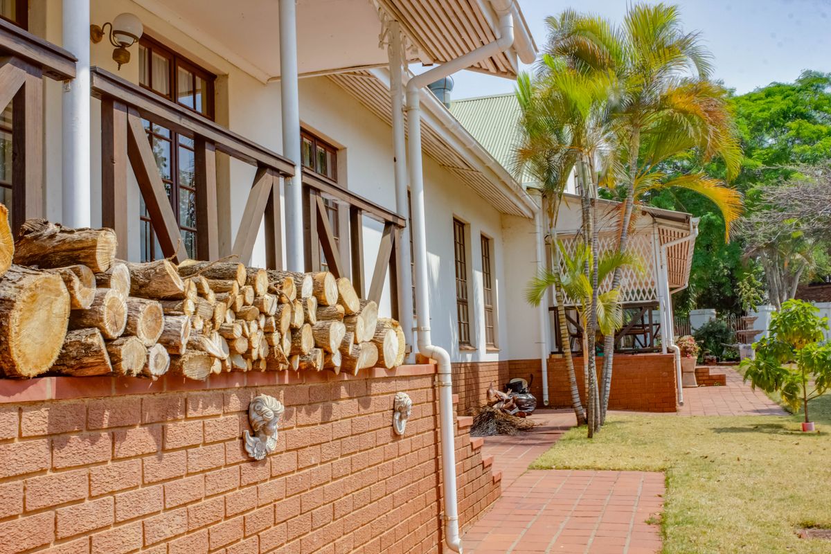 Charming Farmhouse-Style 5-Bedroom Home with Endless Features - Photo 3