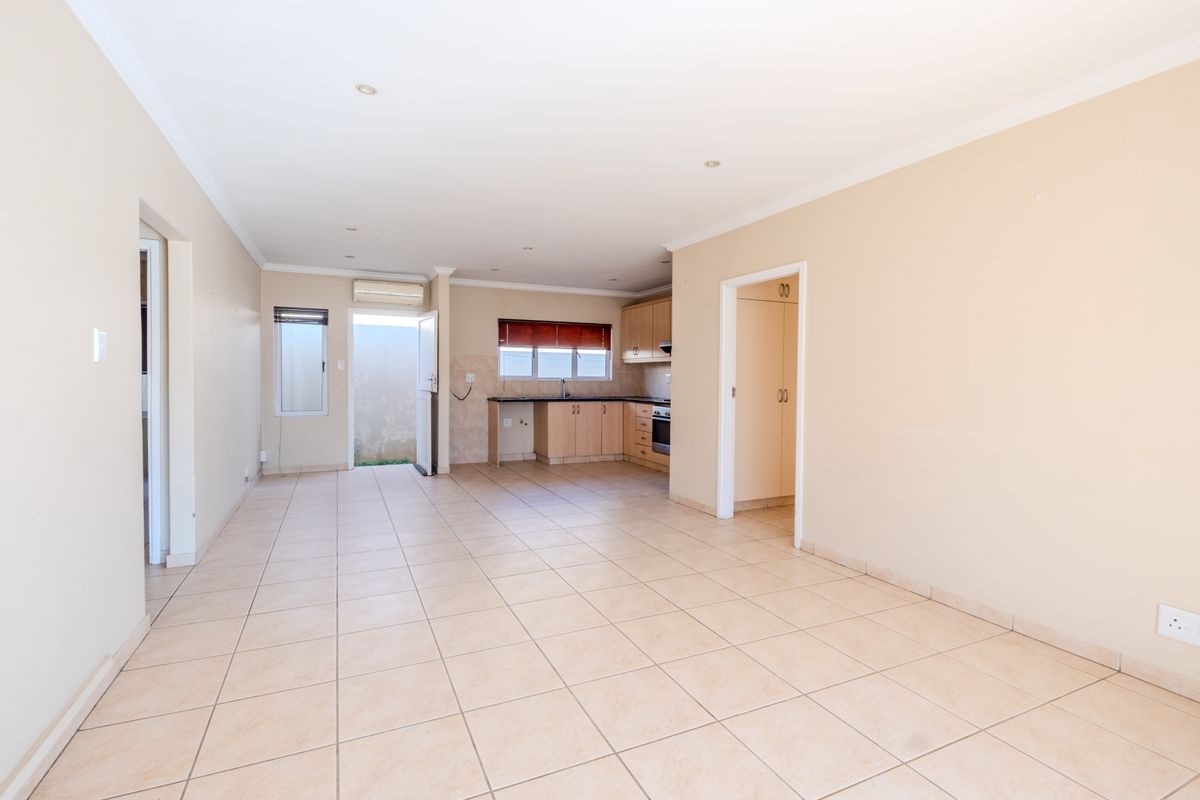 Spacious, secure living in Mount Edgecombe - Photo 4