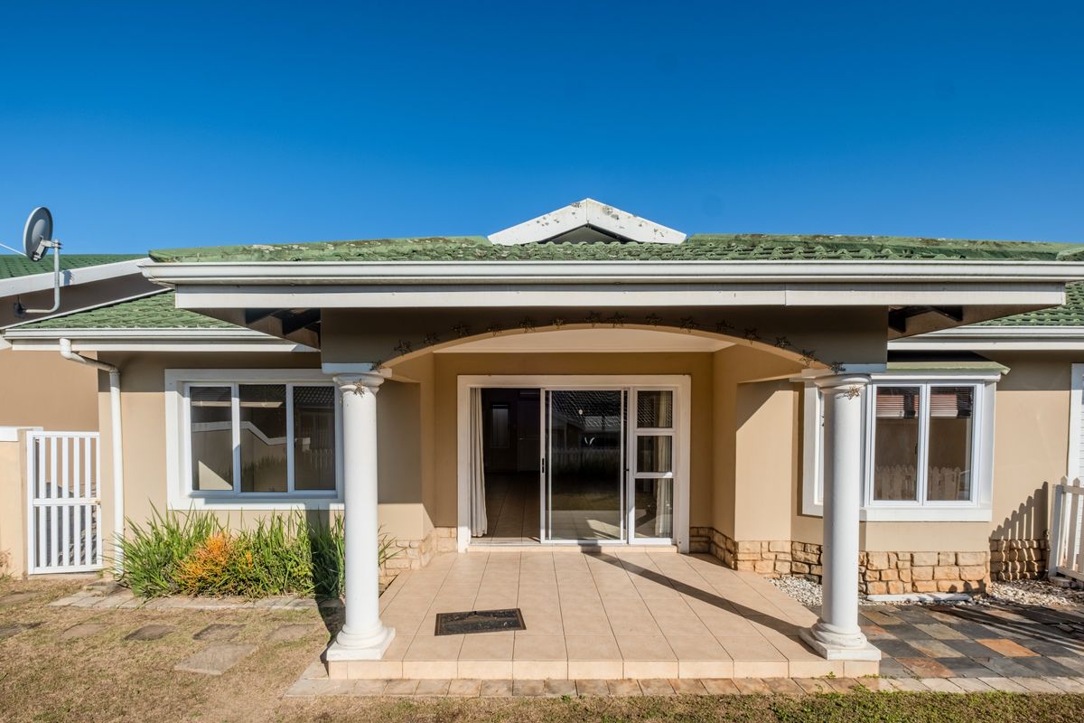 Spacious, secure living in Mount Edgecombe - Photo 2
