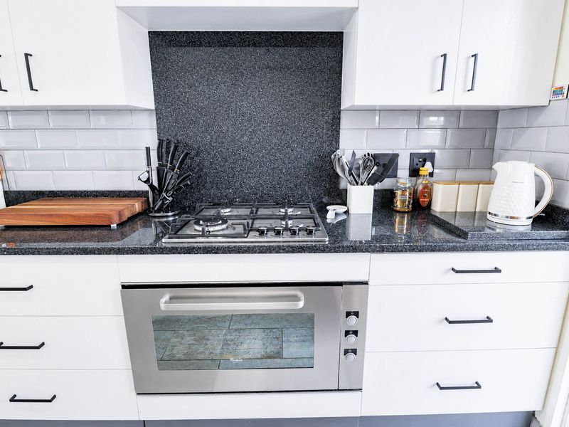 Modern 2‐Bed Townhouse — Perfect for First-Time Buyers, Investors or Small Families - Photo 8
