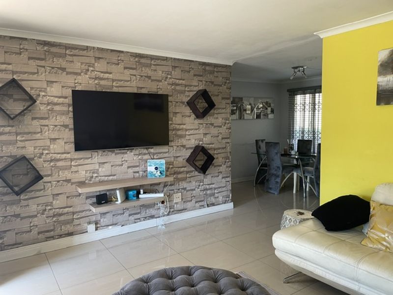 Compact 3 Bedroom Townhouse in herwood - Photo 6