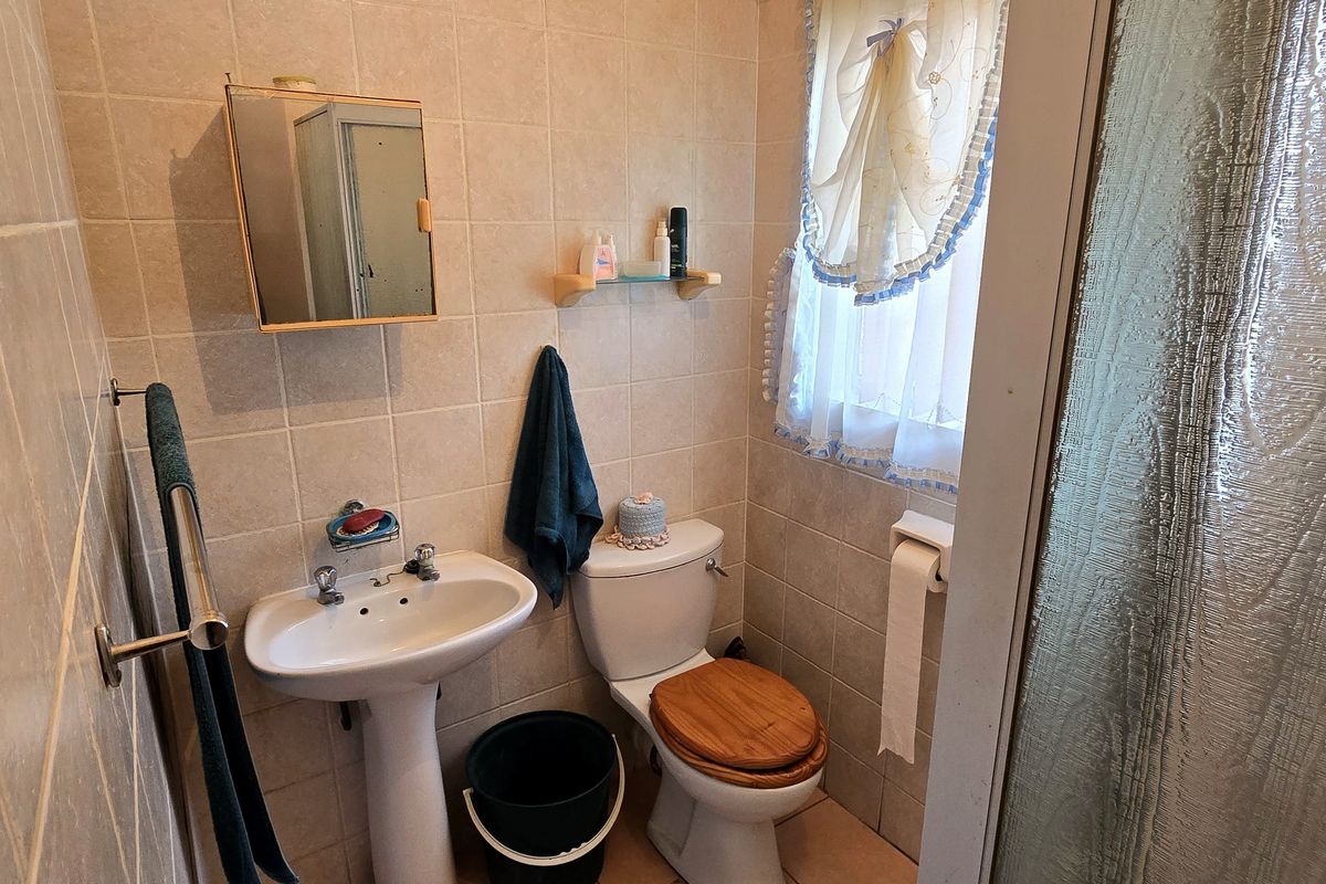 3 Bedroom, 2 Bathroom property with water tanks and solar system walking distance from schools !!!! - Photo 5