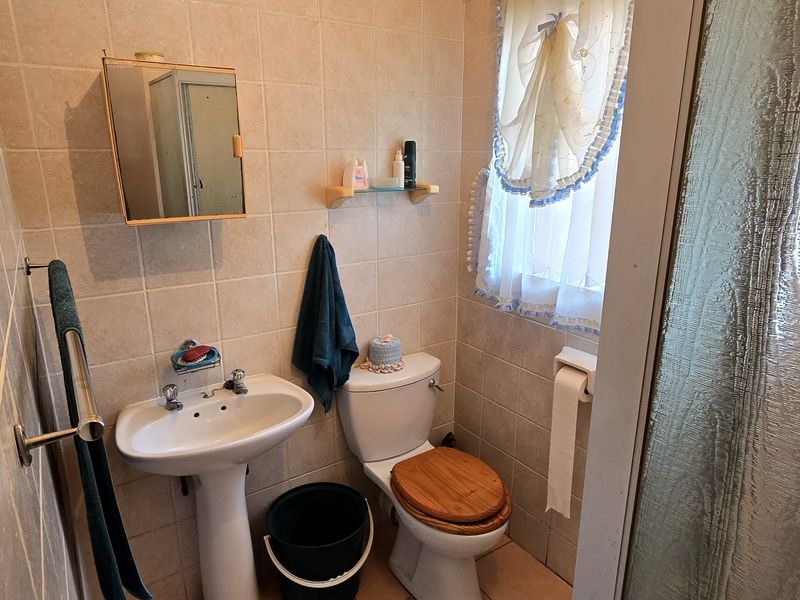 3 Bedroom, 2 Bathroom property with water tanks and solar system walking distance from schools !!!! - Photo 5
