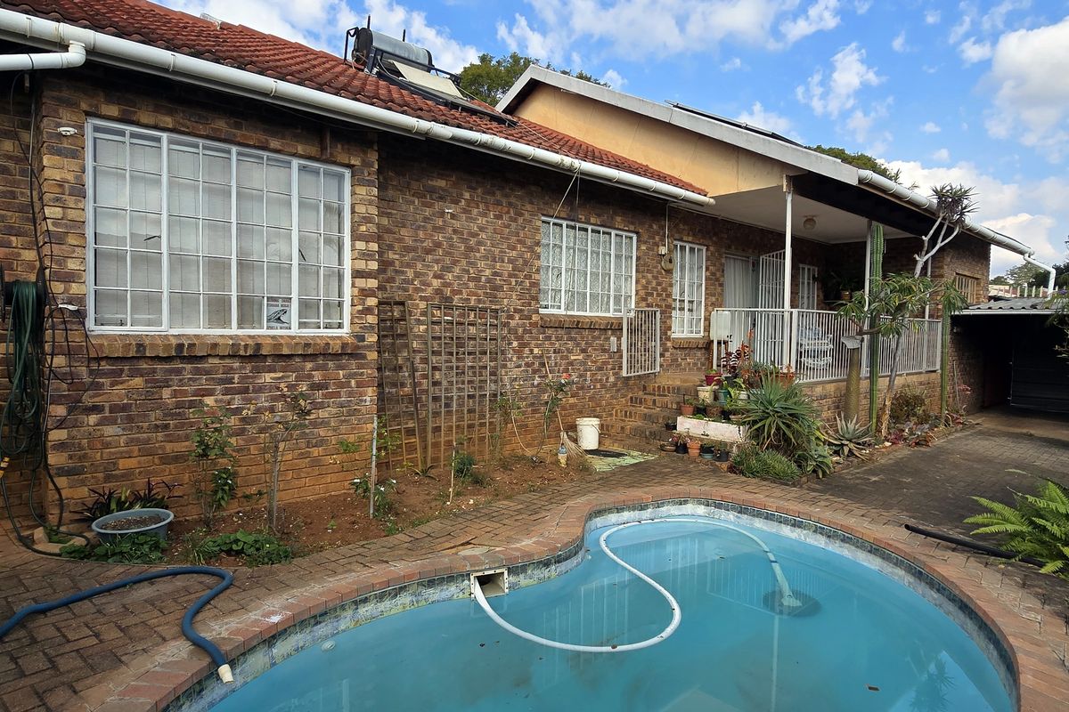 3 Bedroom, 2 Bathroom property with water tanks and solar system walking distance from schools !!!! - Photo 2