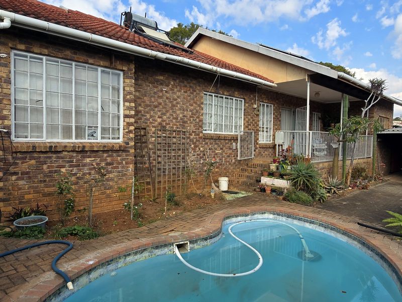 3 Bedroom, 2 Bathroom property with water tanks and solar system walking distance from schools !!!! - Photo 2